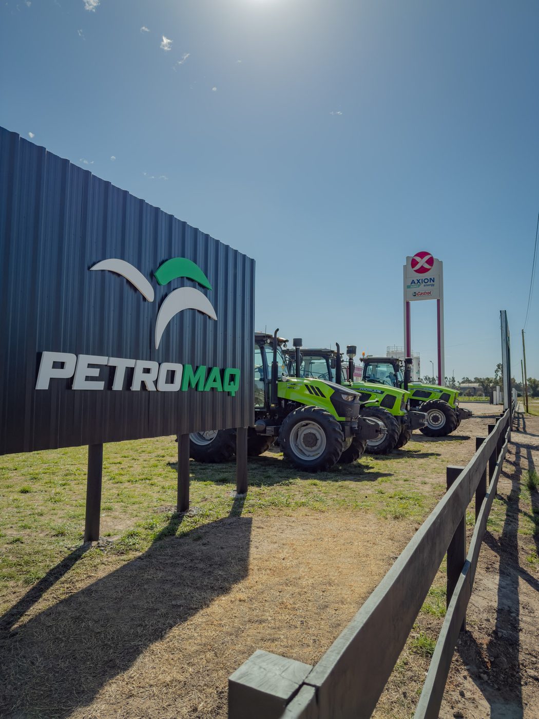 Cartel de Petromaq con tractores Zoomlion en el predio